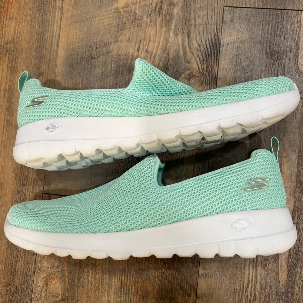 NEW SKECHERS - GO WALK Joy - Aurora - Sz 9 - Be noticed in this cool mint color
